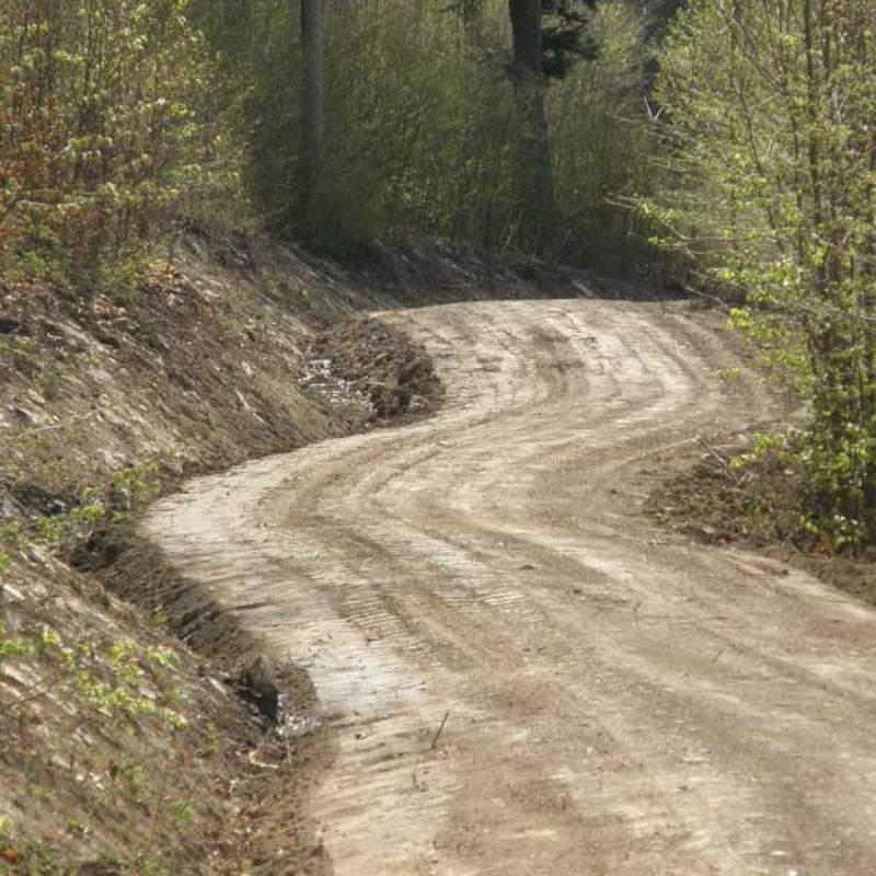 Guter Wasserabfluss in den Straßengraben