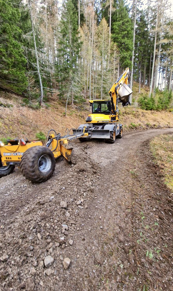 Gelber Bagger mit Anhänger